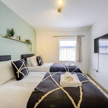 Low Rate For A 4-Bedroom House In Coventry With Free Unlimited Wi-Fi 2 Car Parking 53 Qmc Exteriér fotografie