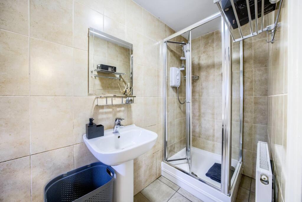 Low Rate For A 4-Bedroom House In Coventry With Free Unlimited Wi-Fi 2 Car Parking 53 Qmc Exteriér fotografie