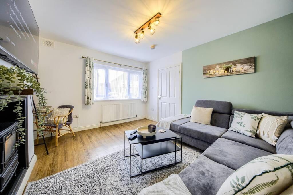 Low Rate For A 4-Bedroom House In Coventry With Free Unlimited Wi-Fi 2 Car Parking 53 Qmc Exteriér fotografie